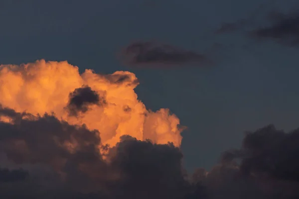 Néhány Bolyhos Napsütötte Felhő Sötét Késő Délutáni Égen — Stock Fotó