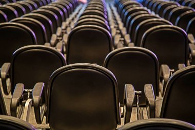 Tiyatrodaki boş sandalyelerin ayrıntıları.