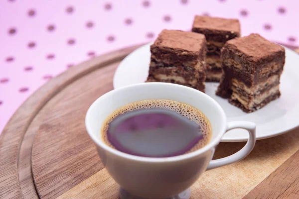 Pembe bir yüzeyde üzerinde İtalyan pipetinin parçaları olan bir fincan kahve..