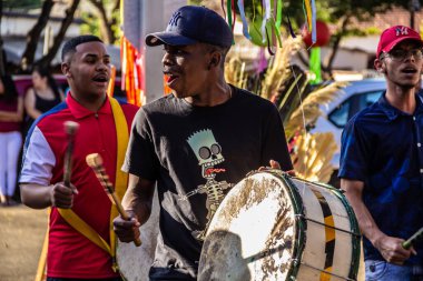 Perküsyon enstrümanları kullanan bir grup şenlikçi Goinia Kongadas 'ı için prova yapıyor. Congadas, Afrika kökenli kültürel ve dini bir tezahürdür..