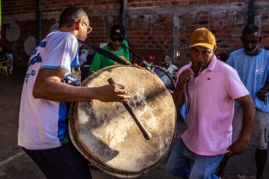Perküsyon enstrümanları kullanan bir grup şenlikçi Goinia Kongadas 'ı için prova yapıyor. Congadas, Afrika kökenli kültürel ve dini bir tezahürdür..