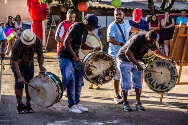 Perküsyon enstrümanları kullanan bir grup şenlikçi Goinia Kongadas 'ı için prova yapıyor. Congadas, Afrika kökenli kültürel ve dini bir tezahürdür..