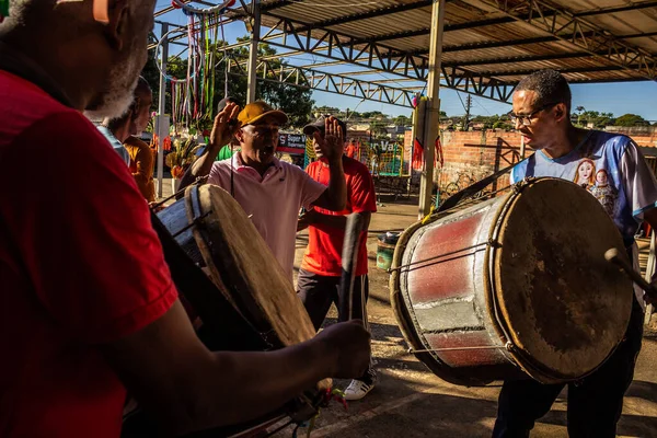 타악기를 사용하여 연습하는 술객들이 있었다 콘가다 아프리카 문화적 종교적 징후이다 — 스톡 사진