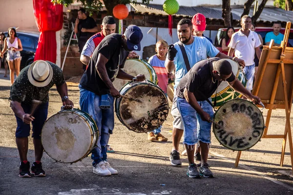 타악기를 사용하여 연습하는 술객들이 있었다 콘가다 아프리카 문화적 종교적 징후이다 — 스톡 사진
