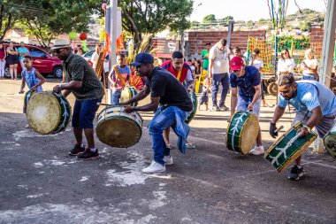 Perküsyon enstrümanları kullanan bir grup şenlikçi Goinia Kongadas 'ı için prova yapıyor. Congadas, Afrika kökenli kültürel ve dini bir tezahürdür..