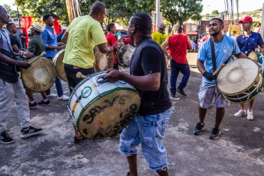 Perküsyon enstrümanları kullanan bir grup şenlikçi Goinia Kongadas 'ı için prova yapıyor. Congadas, Afrika kökenli kültürel ve dini bir tezahürdür..
