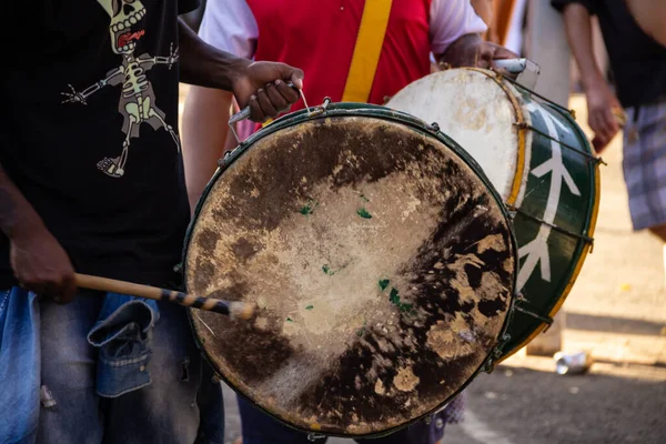 Detalhe Grupo Foliões Usando Instrumentos Percussão Ensaiando Para Congadas Goinia — Fotografia de Stock