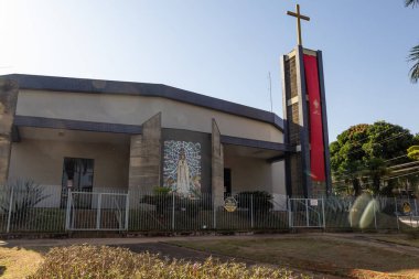Goiania Kilisesi 'nin ayrıntıları. Adı Bayan Gizemli Gül Mahallesi. Paroquia Nossa Senhora Rosa Mistica. Kutsal Ruh Şöleni 'ndeki kırmızı kuşağın detayları..
