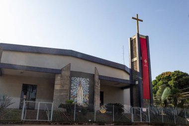 Goiania Kilisesi 'nin ayrıntıları. Adı Bayan Gizemli Gül Mahallesi. Paroquia Nossa Senhora Rosa Mistica. Kutsal Ruh Şöleni 'ndeki kırmızı kuşağın detayları..