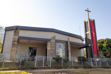 Goiania Kilisesi 'nin ayrıntıları. Adı Bayan Gizemli Gül Mahallesi. Paroquia Nossa Senhora Rosa Mistica. Kutsal Ruh Şöleni 'ndeki kırmızı kuşağın detayları..