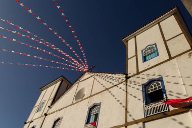 Igreja Matriz Nossa Senhora do Rosario, Pirenopolis şehrindeki geleneksel dini festival Cavalhadas için dekore edildi..
