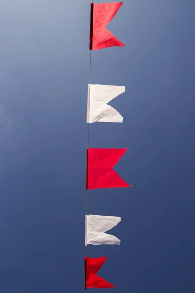 Fehér Piros Zászlók Sora Kék Égbolttal Háttérben — Stock Fotó