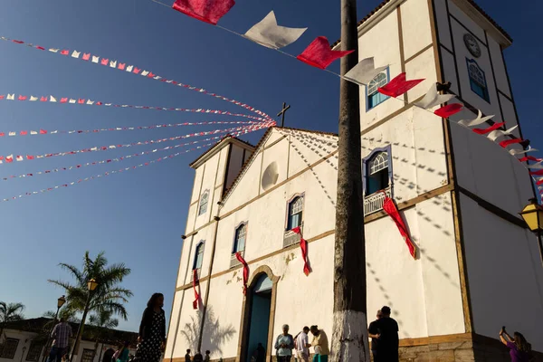 Einige Touristen Vor Der Igreja Matriz Nossa Senhora Rosario Dekoriert — Stockfoto