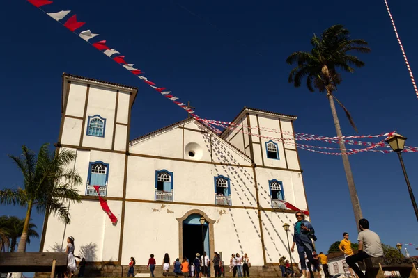 Einige Touristen Vor Der Igreja Matriz Nossa Senhora Rosrio Dekoriert — Stockfoto