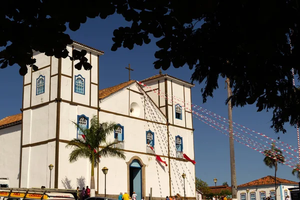 Igreja Matriz Nossa Senhora Rosrioの前にあるいくつかの観光客は ピレンポリス市の伝統的な宗教祭であるCavalhadasのために装飾されています — ストック写真