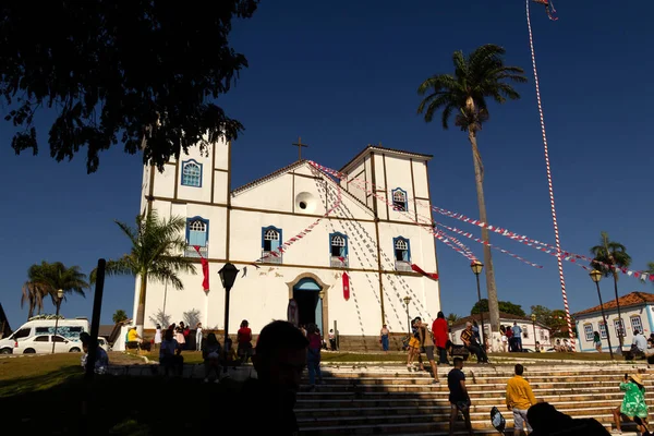 Einige Touristen Vor Der Igreja Matriz Nossa Senhora Rosrio Dekoriert — Stockfoto