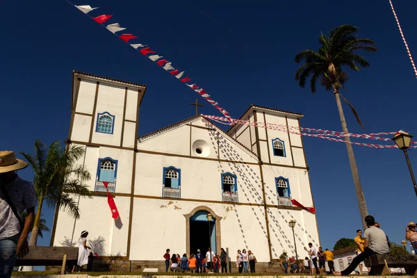 Einige Touristen Vor Der Igreja Matriz Nossa Senhora Rosrio Dekoriert — Stockfoto