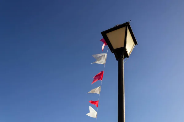 Egy Utcai Lámpa Vintage Egy Sor Fehér Piros Zászlók Kék — Stock Fotó