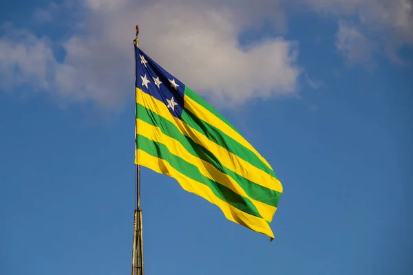 Goias Statliga Flagga Viftar Vinden Med Himlen Bakgrunden — Stockfoto