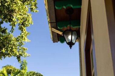 Pirenopolis şehrinde koloni tarzı ışıklandırmanın ayrıntıları.