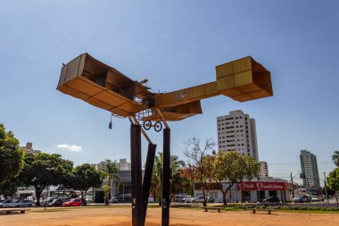 Santos Dumont Meydanı 'ndaki anıt ya da Goinia' daki uçak meydanı. 14 Bis uçağının kopyası..