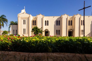Campinas Bazilika Sığınağı. Gökyüzünün mavi olduğu güneşli bir günde Goinia şehrindeki Igreja Matriz de Campinas manzarası.