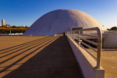 Sabahın erken saatlerinde Goiania, Goias 'taki Esplanada JK' da Oscar Niemeyer Kültür Merkezi 'nin detayları. Kültürel olayların gerçekleştiği bir kamusal alan..