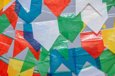 Haziran partisinde arka planda mavi gökyüzü olan çamaşır ipinde asılı rengarenk flamalar - tipik Brezilya partisi.