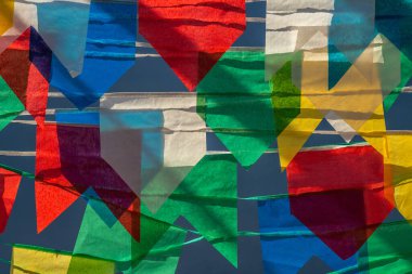 Haziran partisinde arka planda mavi gökyüzü olan çamaşır ipinde asılı rengarenk flamalar - tipik Brezilya partisi.