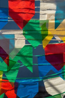 Haziran partisinde arka planda mavi gökyüzü olan çamaşır ipinde asılı rengarenk flamalar - tipik Brezilya partisi.