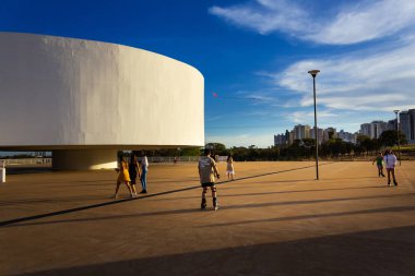 Goiania, Goias 'taki Esplanada JK' da öğleden sonra Oscar Niemeyer Kültür Merkezi 'nin detayları. Ailelerin yürüyüşe çıktığı halka açık bir yer..