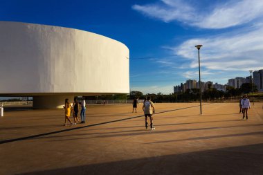 Goiania, Goias 'taki Esplanada JK' da öğleden sonra Oscar Niemeyer Kültür Merkezi 'nin detayları. Ailelerin yürüyüşe çıktığı halka açık bir yer..