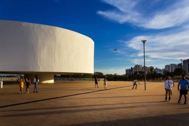 Goiania, Goias 'taki Esplanada JK' da öğleden sonra Oscar Niemeyer Kültür Merkezi 'nin detayları. Ailelerin yürüyüşe çıktığı halka açık bir yer..