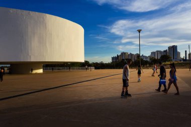 Goiania, Goias 'taki Esplanada JK' da öğleden sonra Oscar Niemeyer Kültür Merkezi 'nin detayları. Ailelerin yürüyüşe çıktığı halka açık bir yer..