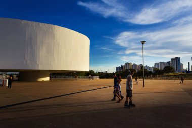 Goiania, Goias 'taki Esplanada JK' da öğleden sonra Oscar Niemeyer Kültür Merkezi 'nin detayları. Ailelerin yürüyüşe çıktığı halka açık bir yer..