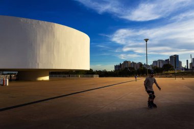 Goiania, Goias 'taki Esplanada JK' da öğleden sonra Oscar Niemeyer Kültür Merkezi 'nin detayları. Ailelerin yürüyüşe çıktığı halka açık bir yer..