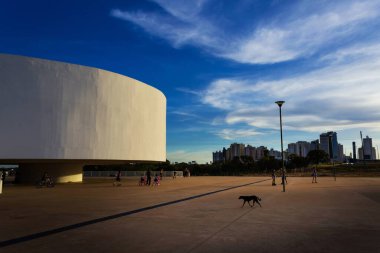 Goiania, Goias 'taki Esplanada JK' da öğleden sonra Oscar Niemeyer Kültür Merkezi 'nin detayları. Ailelerin yürüyüşe çıktığı halka açık bir yer..