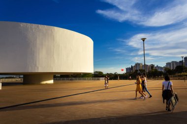Goiania, Goias 'taki Esplanada JK' da öğleden sonra Oscar Niemeyer Kültür Merkezi 'nin detayları. Ailelerin yürüyüşe çıktığı halka açık bir yer..