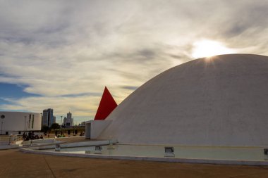 GOIANIA GOIAS BRAZIL - 3 Temmuz 2022: Goiania, Goias 'taki Esplanada JK' da öğleden sonra Oscar Niemeyer Kültür Merkezi 'nin detayları. Ailelerin yürüyüşe çıktığı halka açık bir yer..