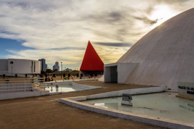 GOIANIA GOIAS BRAZIL - 3 Temmuz 2022: Goiania, Goias 'taki Esplanada JK' da öğleden sonra Oscar Niemeyer Kültür Merkezi 'nin detayları. Ailelerin yürüyüşe çıktığı halka açık bir yer..