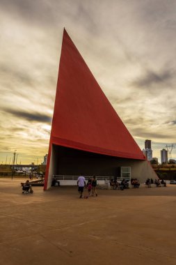 GOIANIA GOIAS BRAZIL - 3 Temmuz 2022: Goiania, Goias 'taki Esplanada JK' da öğleden sonra Oscar Niemeyer Kültür Merkezi 'nin detayları. Ailelerin yürüyüşe çıktığı halka açık bir yer..