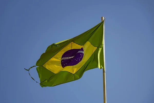 Bandeira Brasil Uma Velha Bandeira Brasileira Rasgada Desgastada Acenando Vento — Fotografia de Stock
