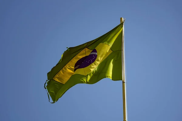 Brazília Zászlója Egy Régi Brazil Zászló Tépett Kopott Lengett Szélben — Stock Fotó