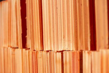 Seramik tuğlalar yığınlar halinde dizilmiş ve açık havada satılığa çıkarılmış. Yığılmış tuğlaların Ayrıntısı.