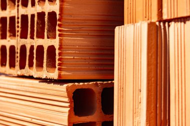 Seramik tuğlalar yığınlar halinde dizilmiş ve açık havada satılığa çıkarılmış. Yığılmış tuğlaların Ayrıntısı.