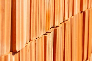 Seramik tuğlalar yığınlar halinde dizilmiş ve açık havada satılığa çıkarılmış. Yığılmış tuğlaların Ayrıntısı.