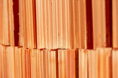 Seramik tuğlalar yığınlar halinde dizilmiş ve açık havada satılığa çıkarılmış. Yığılmış tuğlaların Ayrıntısı.