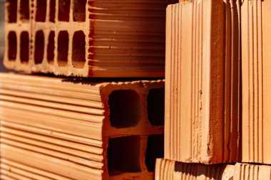 Seramik tuğlalar yığınlar halinde dizilmiş ve açık havada satılığa çıkarılmış. Yığılmış tuğlaların Ayrıntısı.