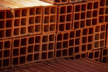 Seramik tuğlalar yığınlar halinde dizilmiş ve açık havada satılığa çıkarılmış. Yığılmış tuğlaların Ayrıntısı.