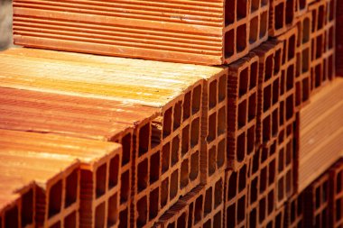 Seramik tuğlalar yığınlar halinde dizilmiş ve açık havada satılığa çıkarılmış. Yığılmış tuğlaların Ayrıntısı.